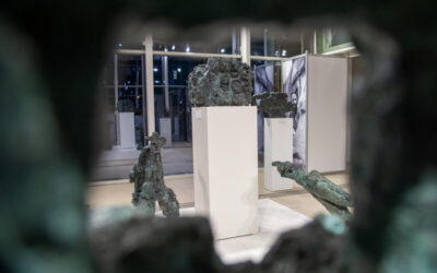 Изложба  „Невидљиви шаптачи”, вајара Саве Халугина  свечано отворена у стакленом анексу Галерије