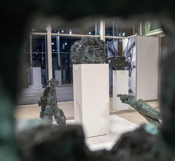 Изложба  „Невидљиви шаптачи”, вајара Саве Халугина  свечано отворена у стакленом анексу Галерије