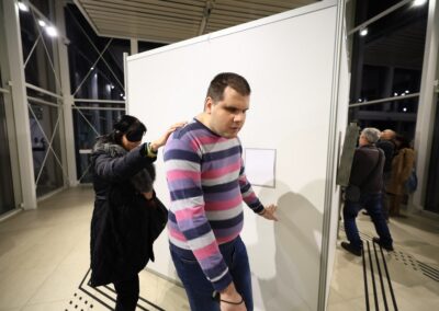 Asistiranje slepih u kretanju kroz galeriju NKJ