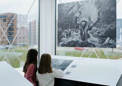 Inkluzivna radionica za mališane taktilna Izložba fotografija Nevidljivi svet (3)