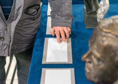 Legende na Brajevom pismu Izložba Inkluzivno na delu Portreti iz zbirke skulptura NKJ